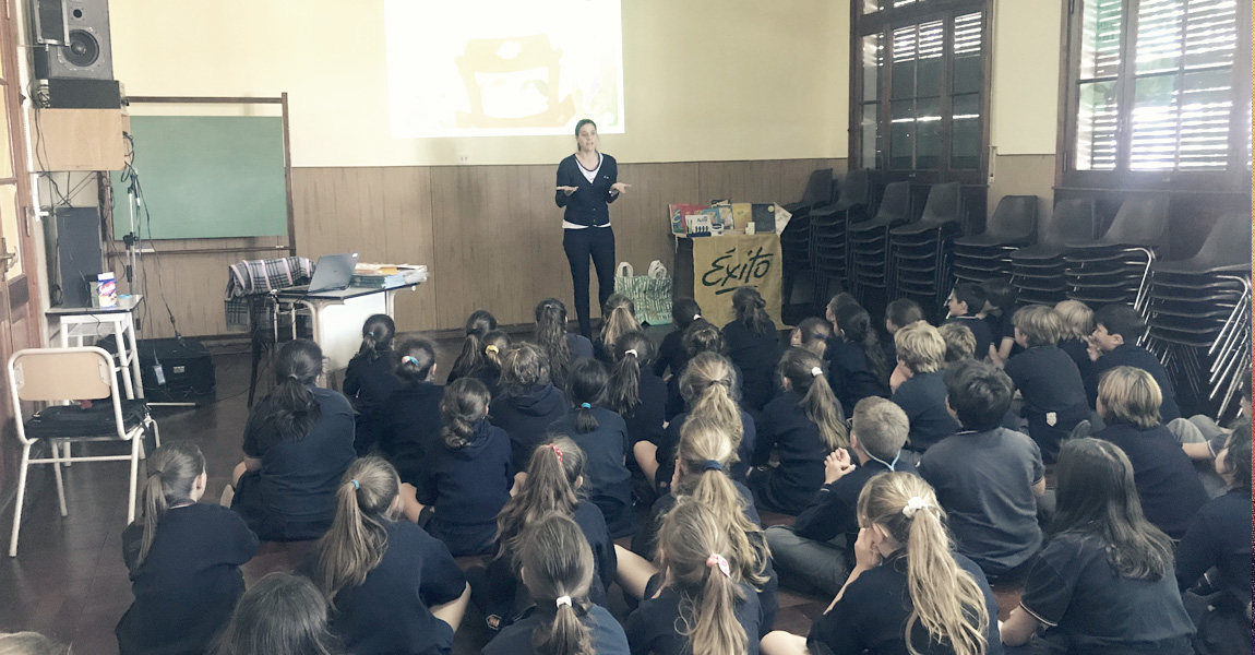 Otra forma de hacer papel - visita de Ledesma al colegio